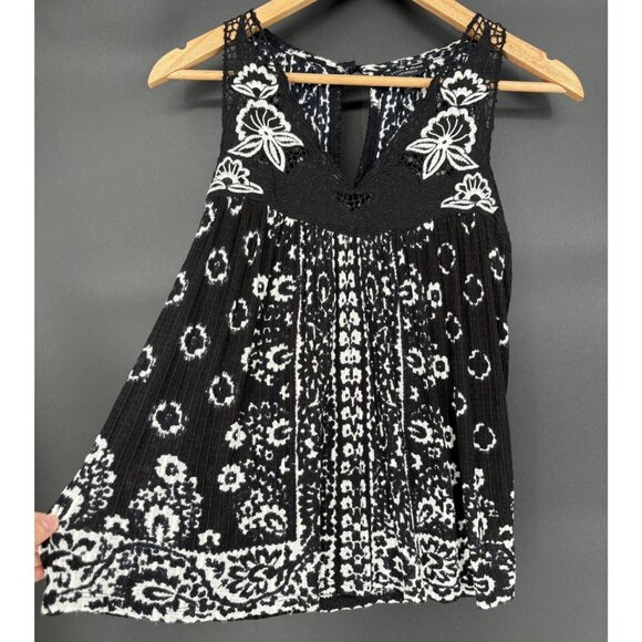 Lucky Brand Women's Floral Embroidered Sleeveless Blouse S Black White Bohemian - Picture 3 of 11